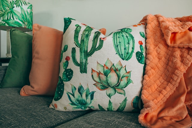 10 Best Pillow & Cushion Print-On-Demand Companies